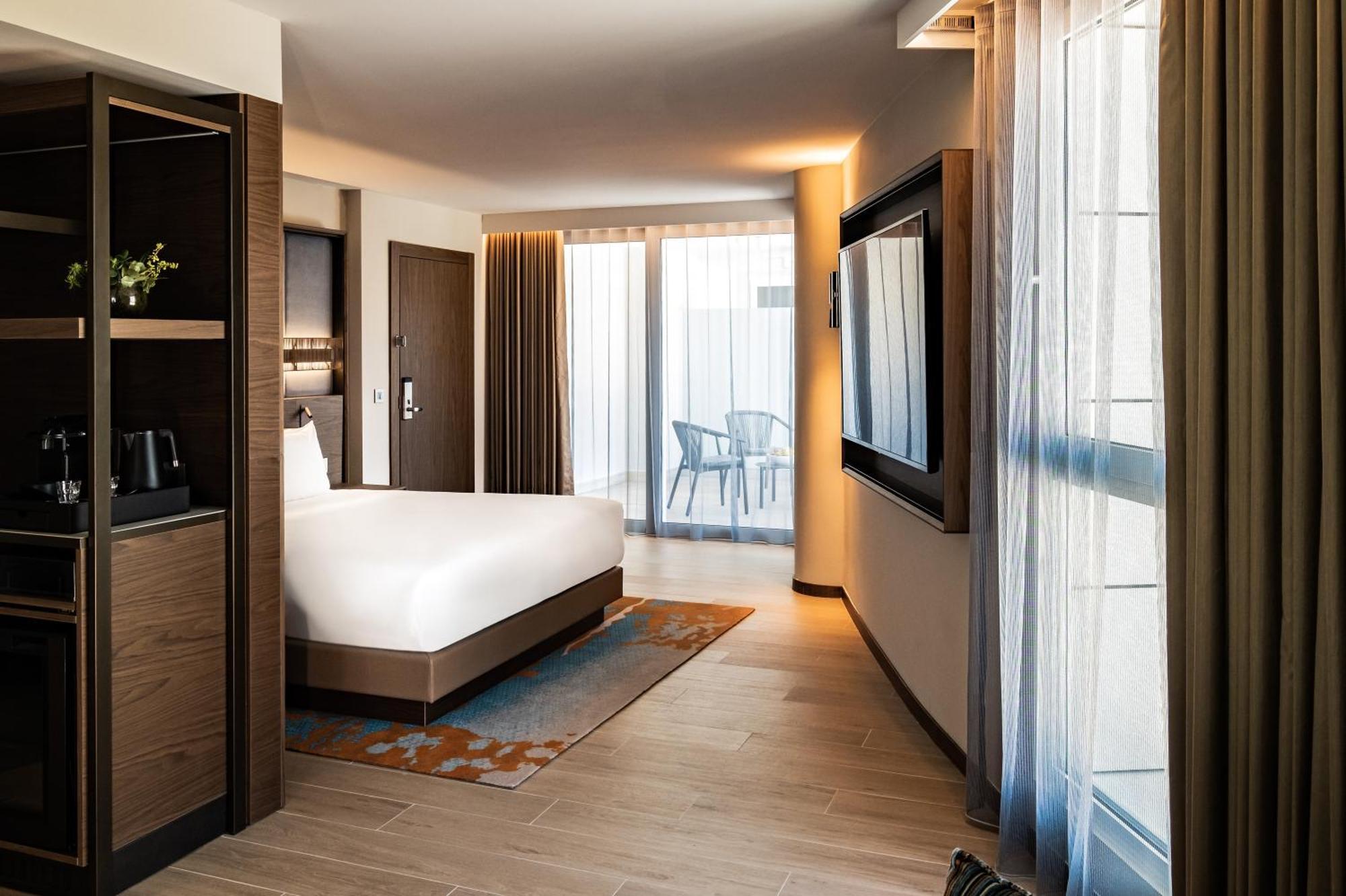 Hyatt Regency Malta Hotel Saint Julian's Bagian luar foto A room at the hotel